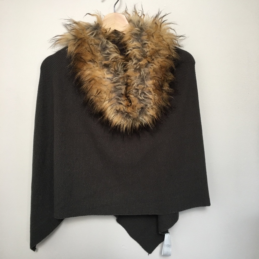 ✨Host Pock✨ Ruana with faux fur collar